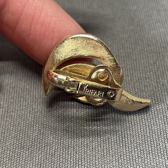 Vintage Crown Trifari Clip on Earrings Gold Tone Tall Swoop Signed - Picture 5 of 8